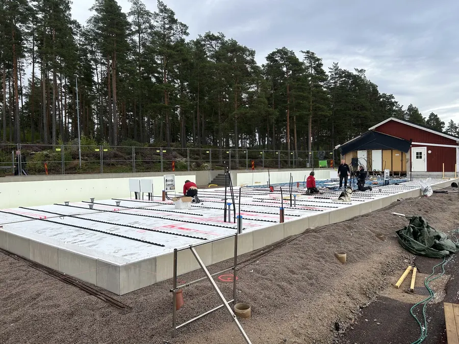 Förberedelser inför gjutningen av aktivitetshusets grund.