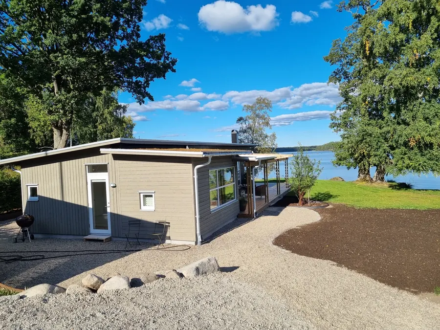 Nybyggt gästhus med stora fönster