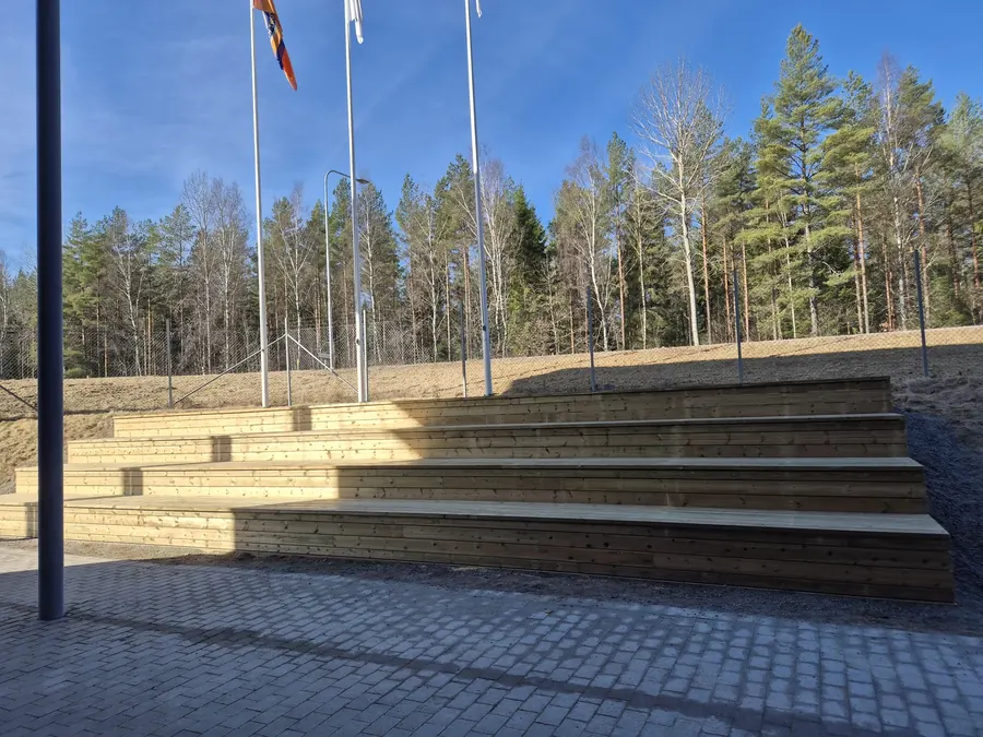 Sittläktare i slänt